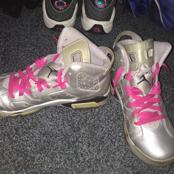 Jordan valentines size 7 boys so women’s 9 - Picture 2 of 2